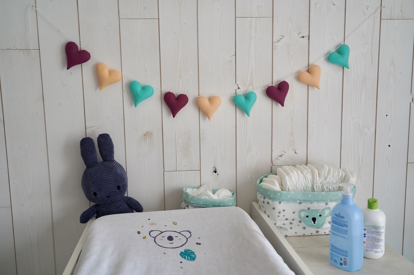 Guirlande de coeurs. Décoration chambre bébé