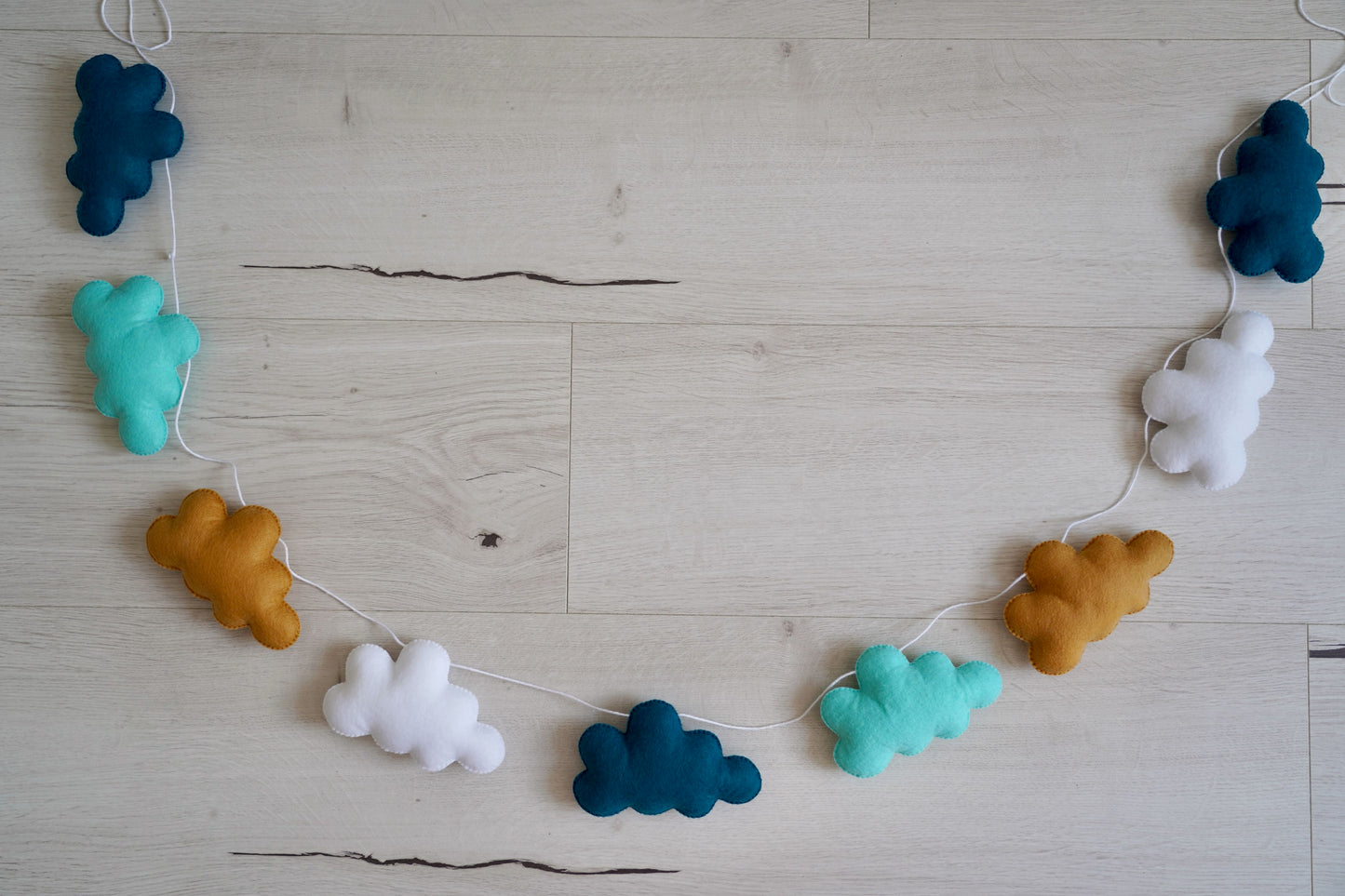 Guirlande de nuages. Décoration chambre bébé
