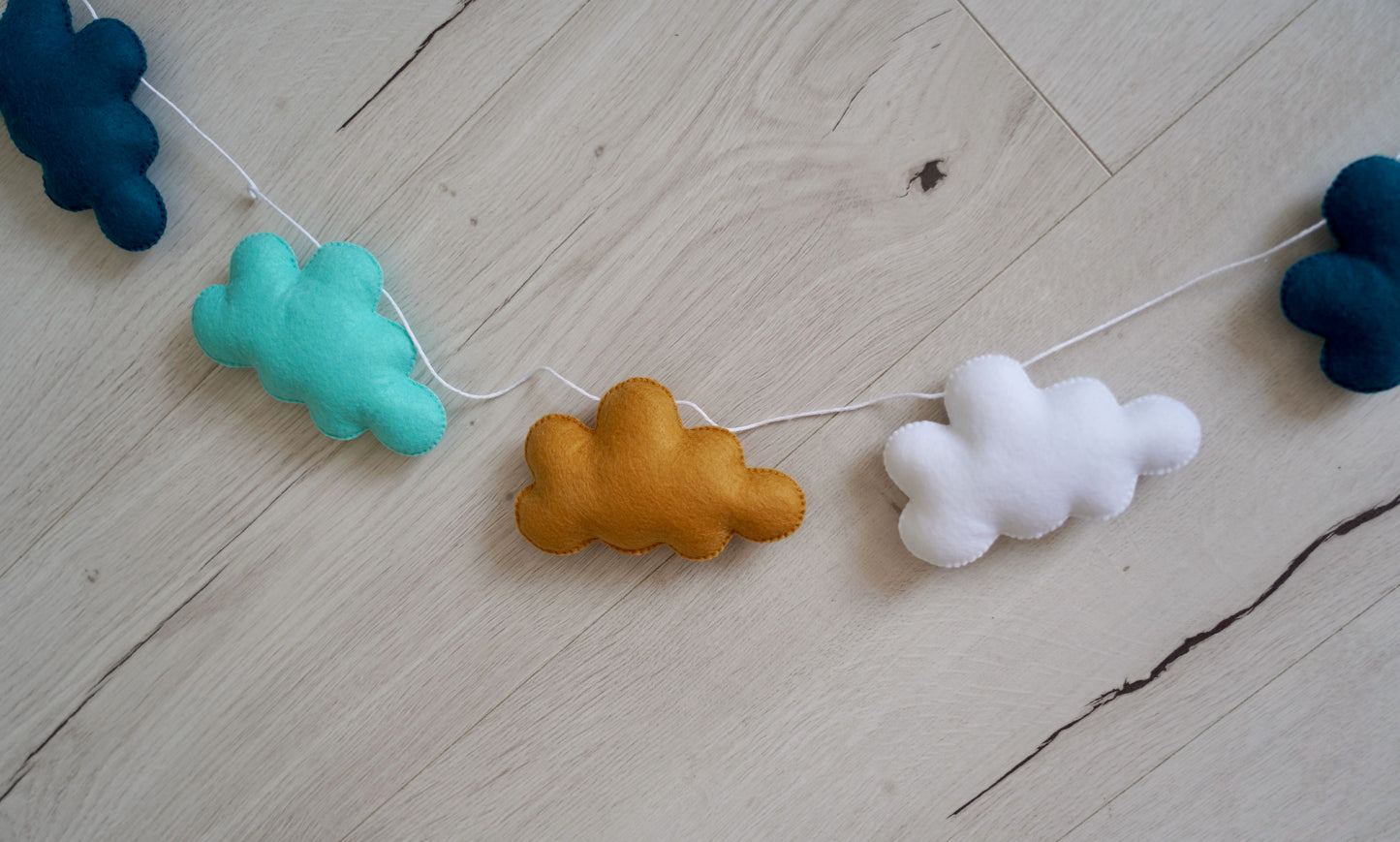 Guirlande de nuages. Décoration chambre bébé