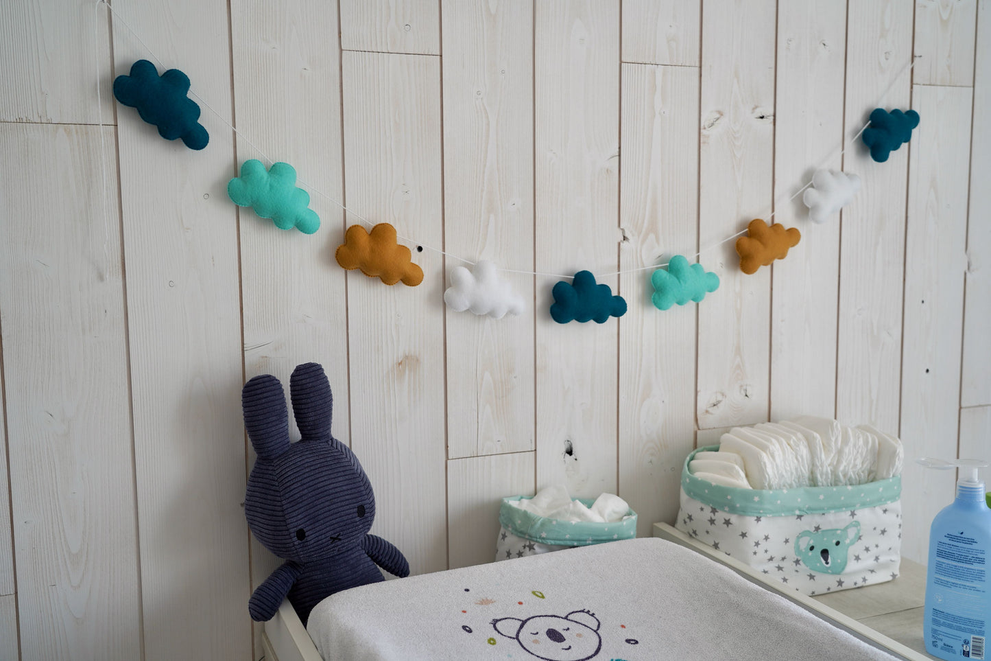 Guirlande de nuages. Décoration chambre bébé