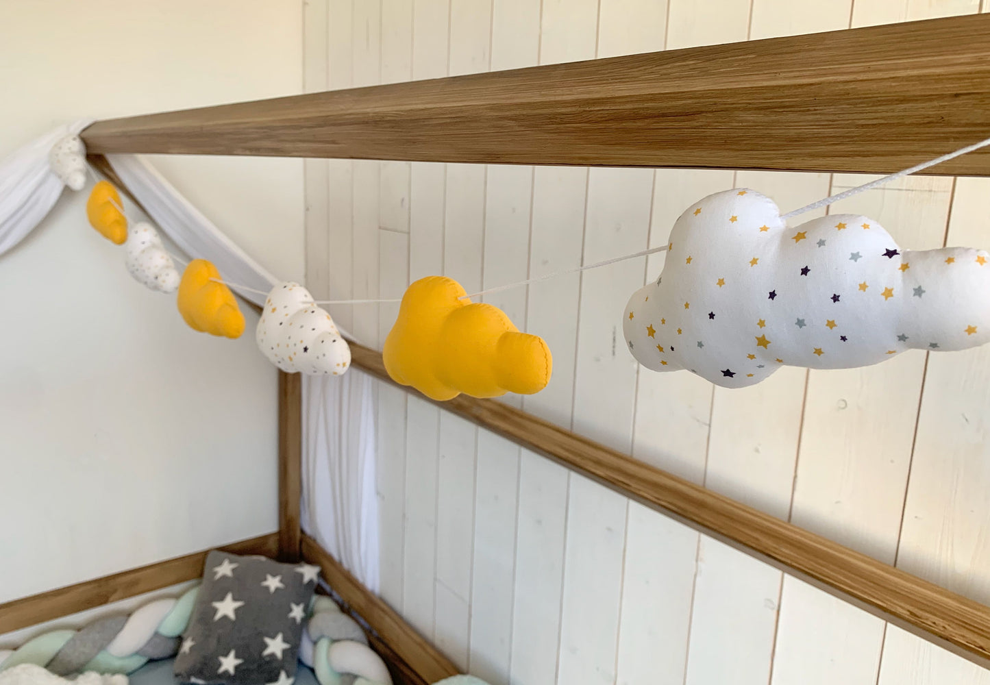 Guirlande de nuages. Déco bébé fait main