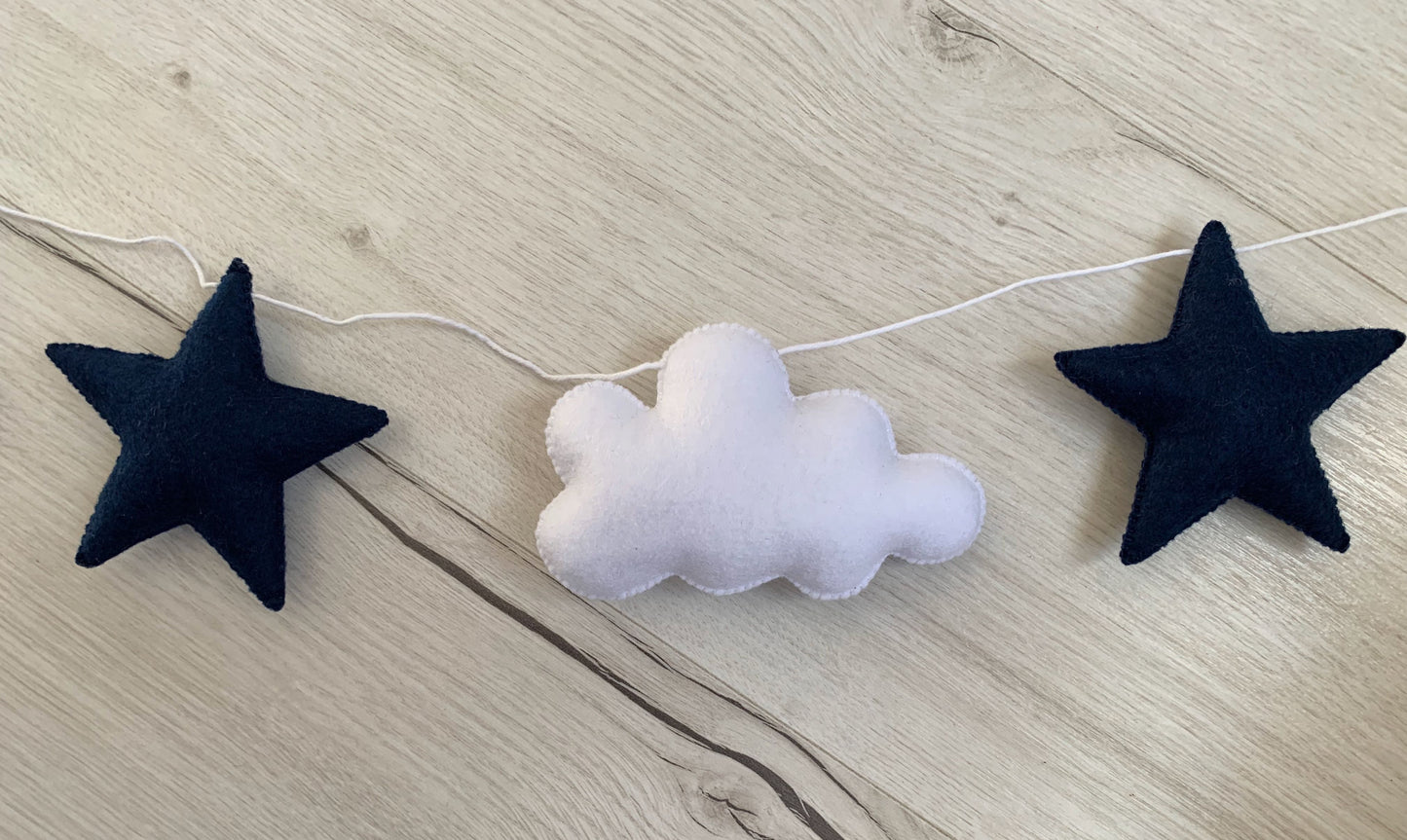 Guirlande nuages et étoiles. Décoration chambre bébé