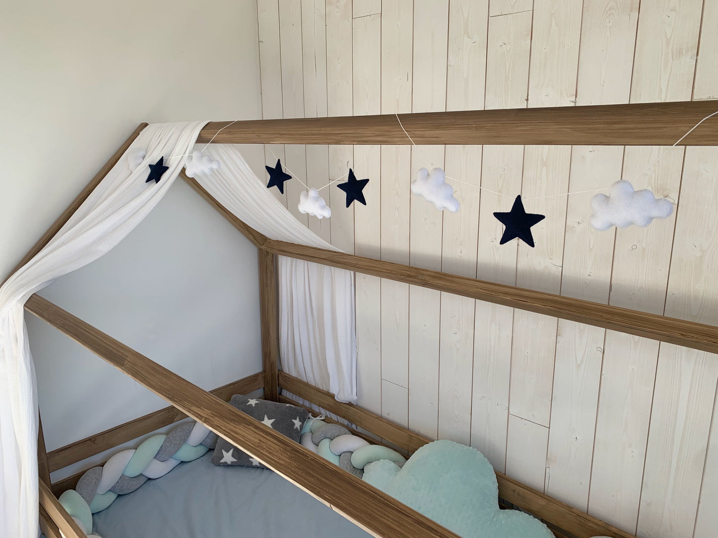 Guirlande nuages et étoiles. Décoration chambre bébé