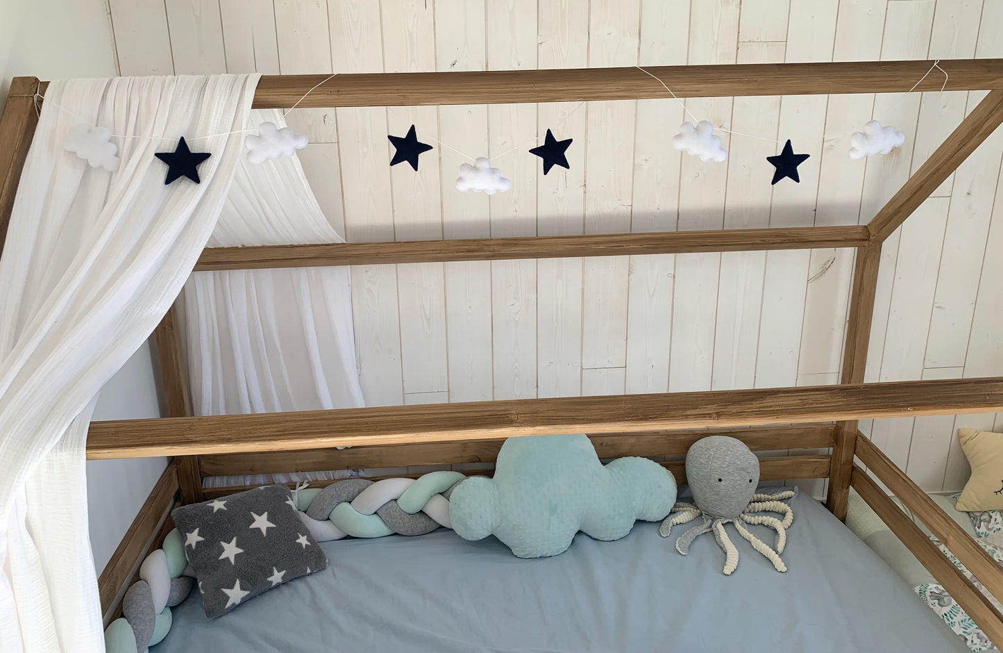 Guirlande nuages et étoiles. Décoration chambre bébé