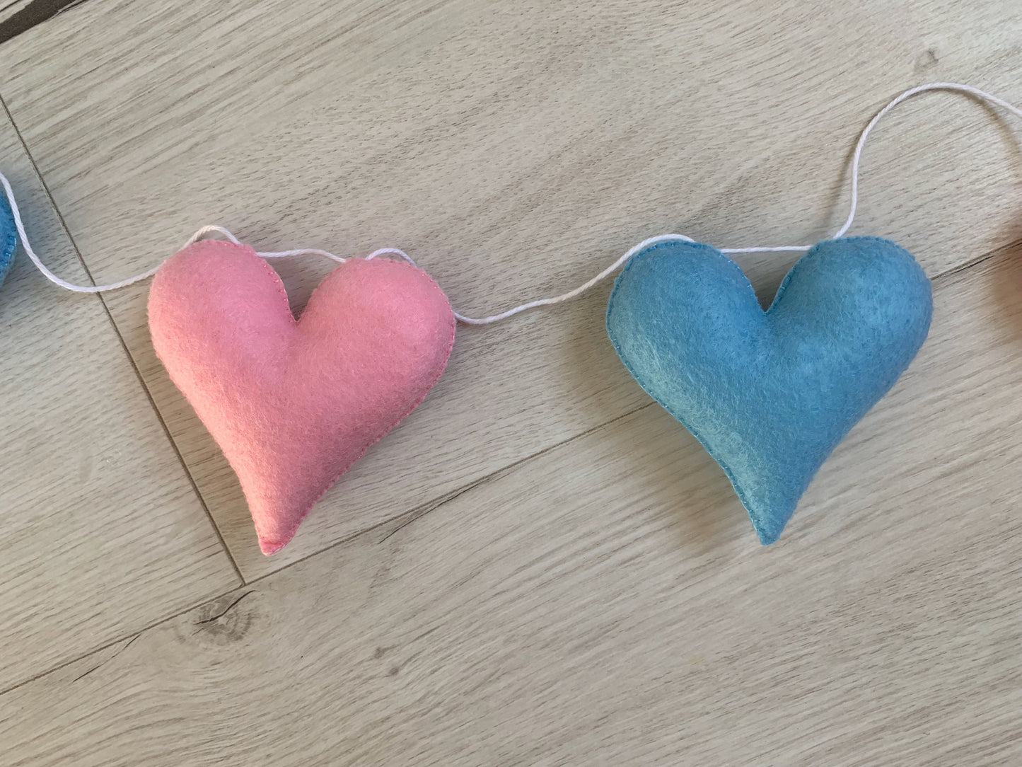 Guirlande de coeurs. Décoration chambre bébé