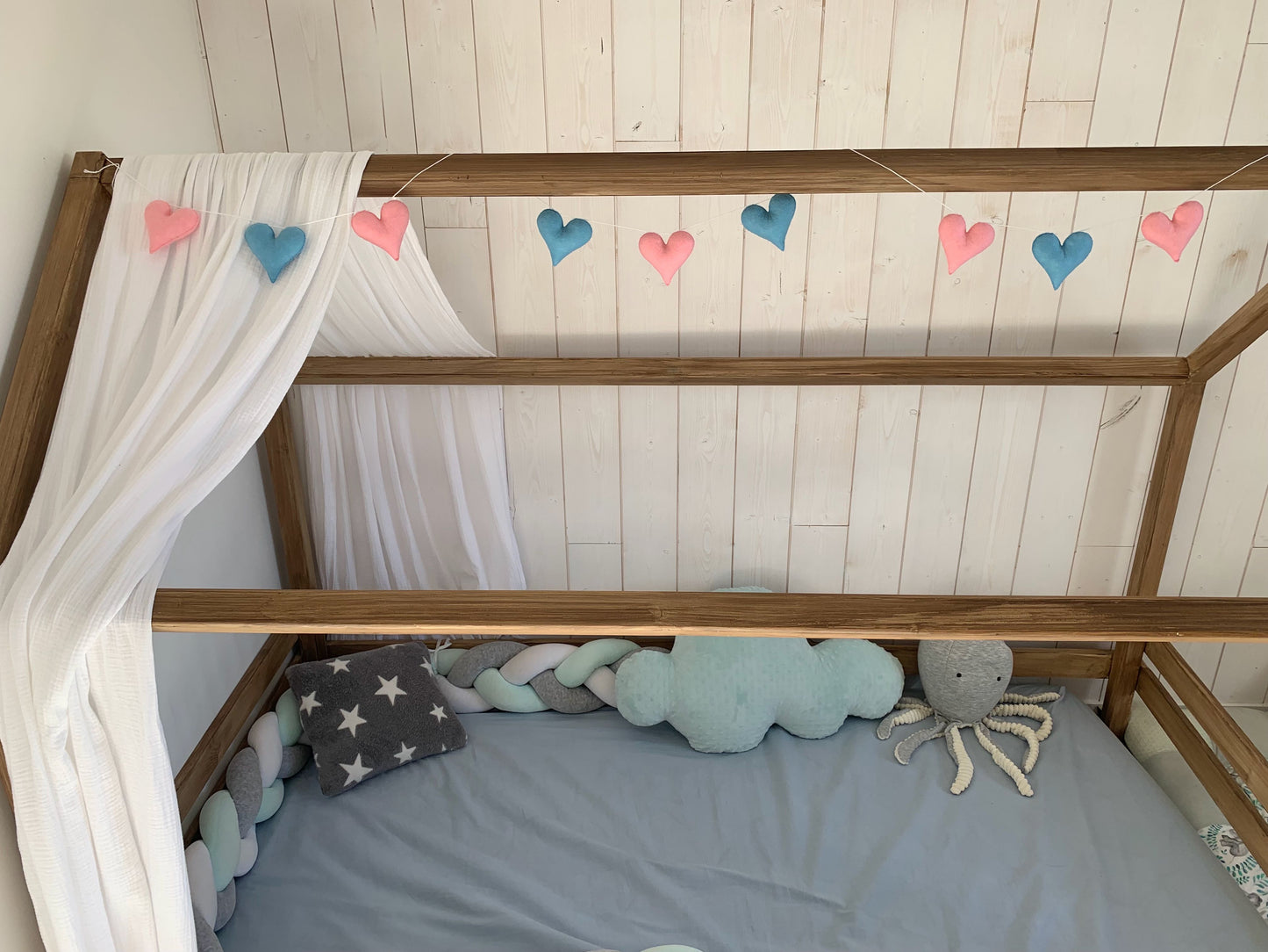 Guirlande de coeurs. Décoration chambre bébé