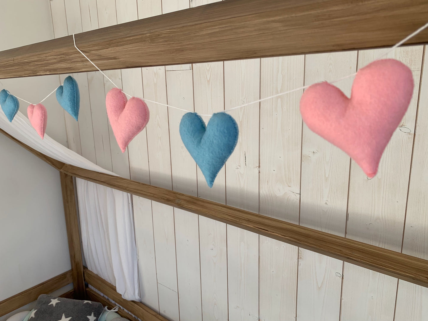 Guirlande de coeurs. Décoration chambre bébé