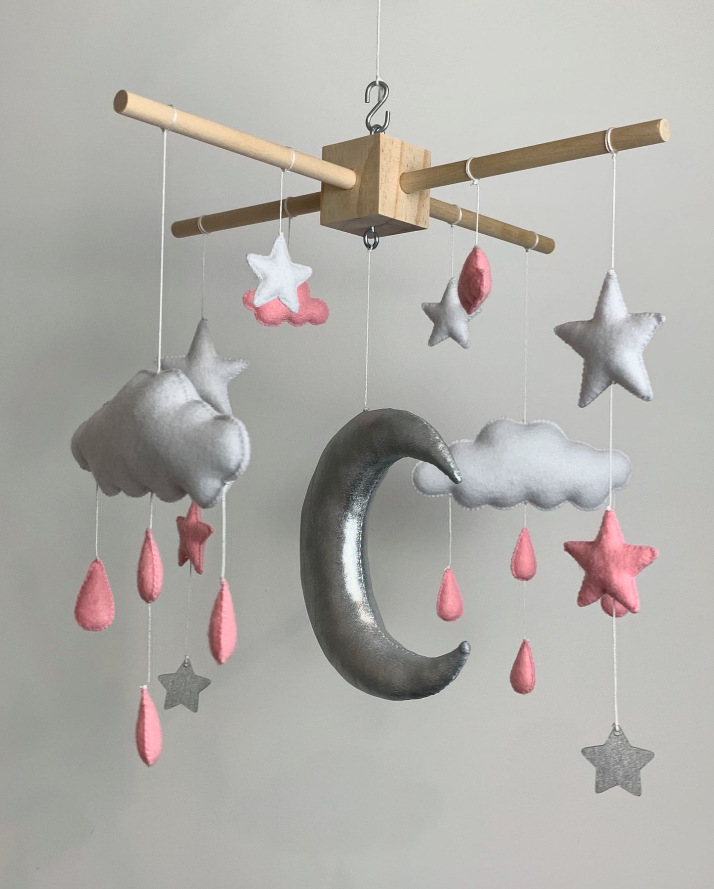 Mobile bébé. Lune, étoiles, nuages. Rose