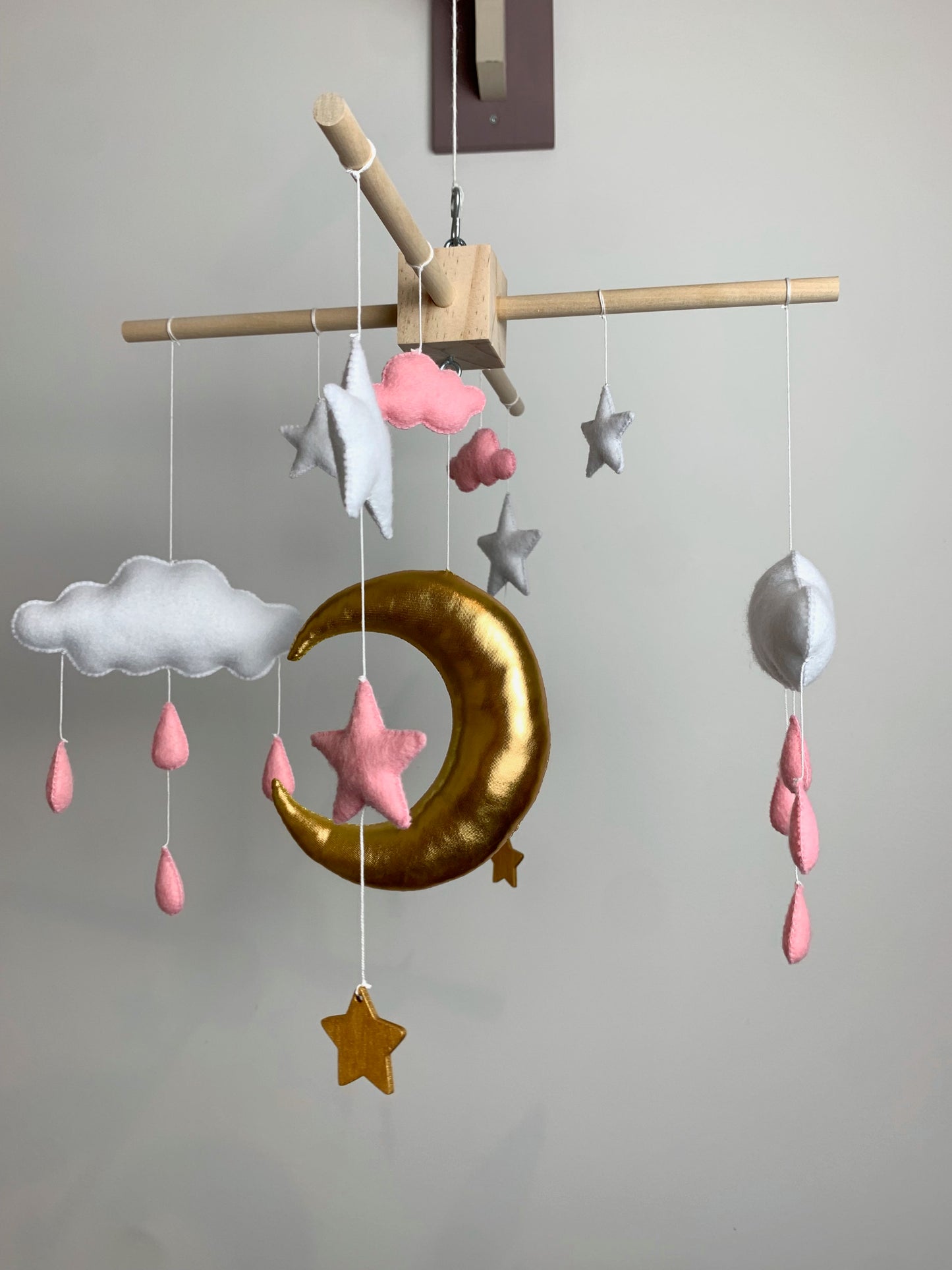 Mobile bébé. Lune, étoiles, nuages. Rose