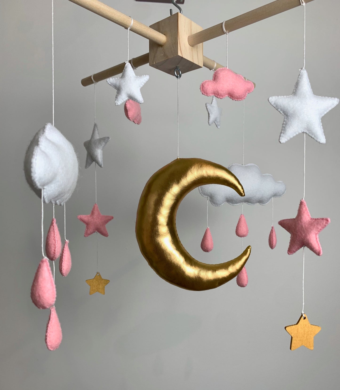 Mobile bébé. Lune, étoiles, nuages. Rose