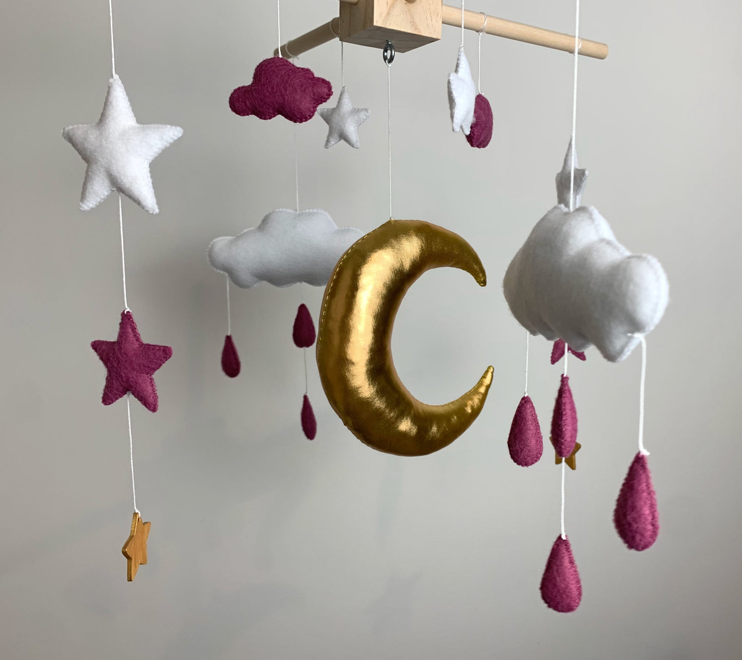 Mobile bébé. Lune, étoiles, nuages. Rose