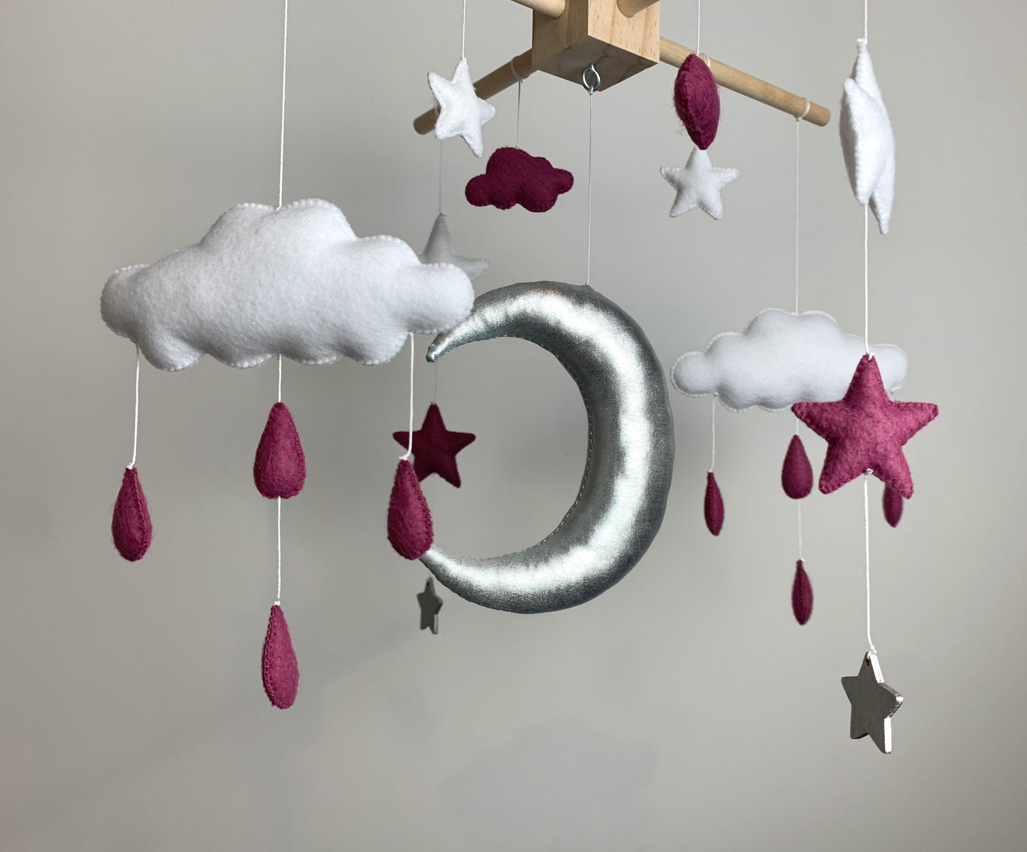 Mobile bébé. Lune, étoiles, nuages. Rose