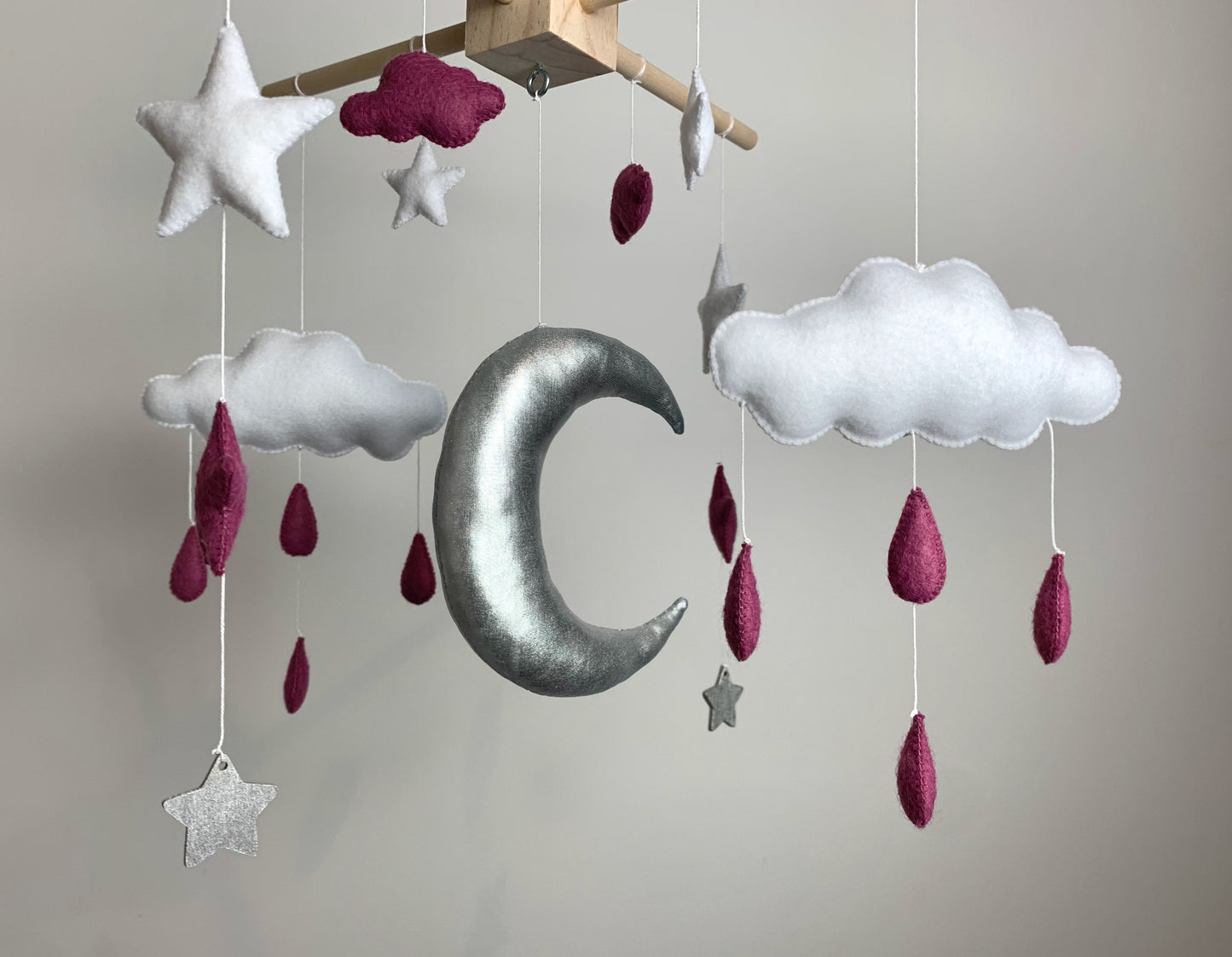Mobile bébé. Lune, étoiles, nuages. Rose
