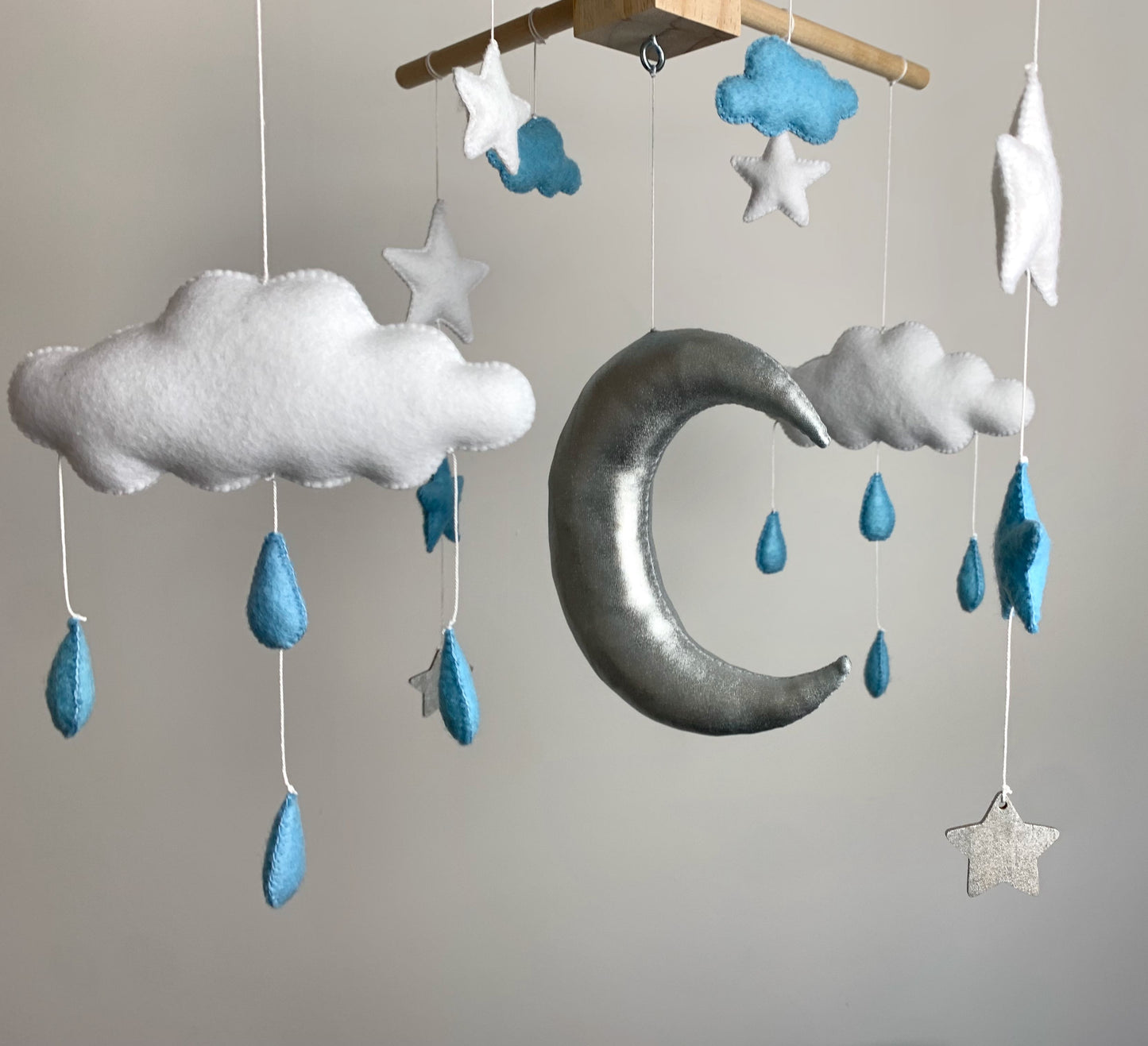 Mobile bébé. Lune, étoiles, nuages. Bleu