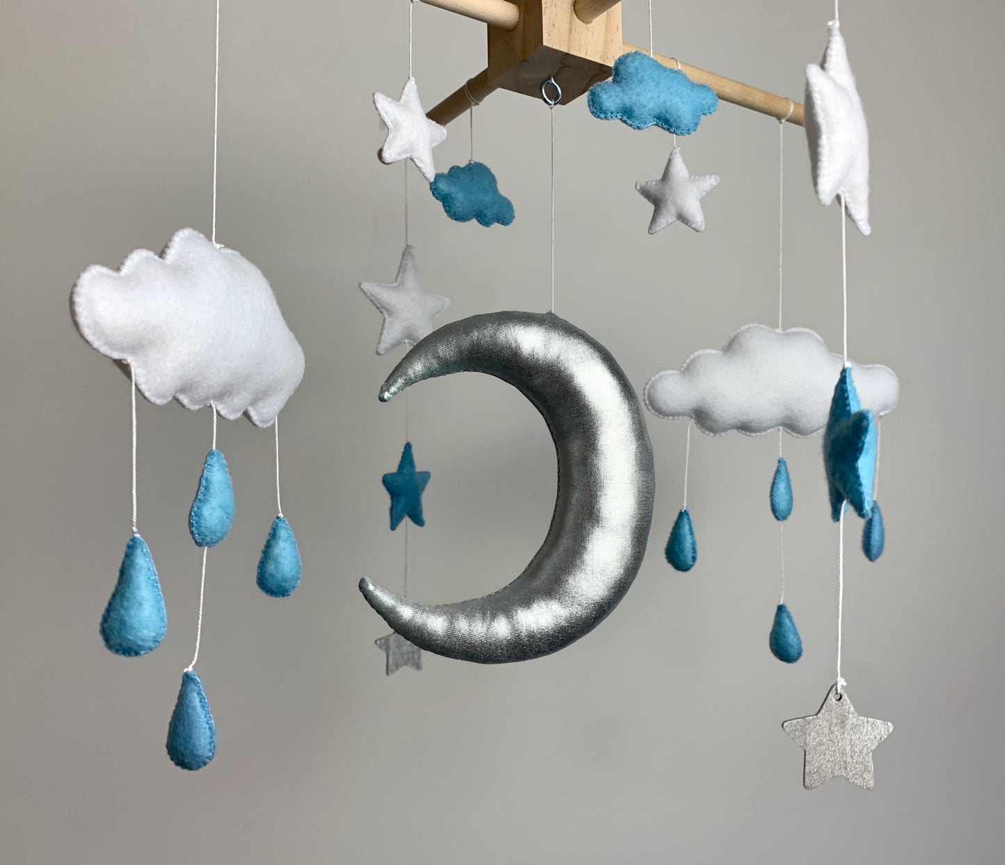 Mobile bébé. Lune, étoiles, nuages. Bleu