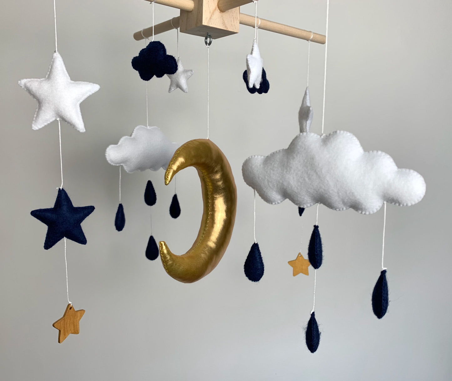 Mobile bébé. Lune, étoiles, nuages. Bleu