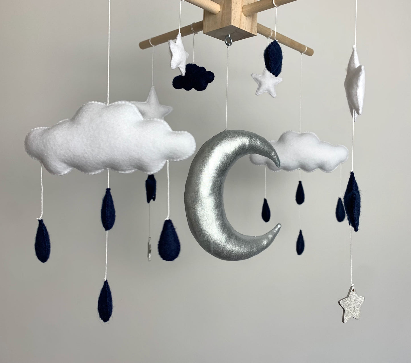 Mobile bébé. Lune, étoiles, nuages. Bleu