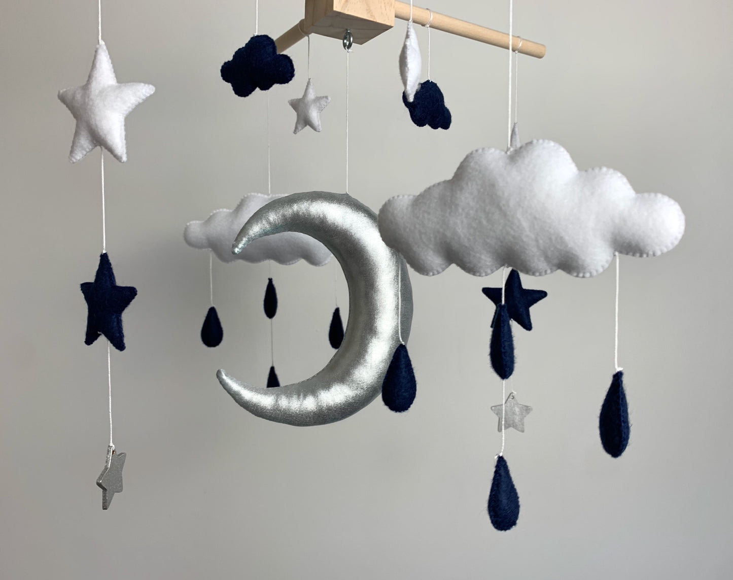 Mobile bébé. Lune, étoiles, nuages. Bleu