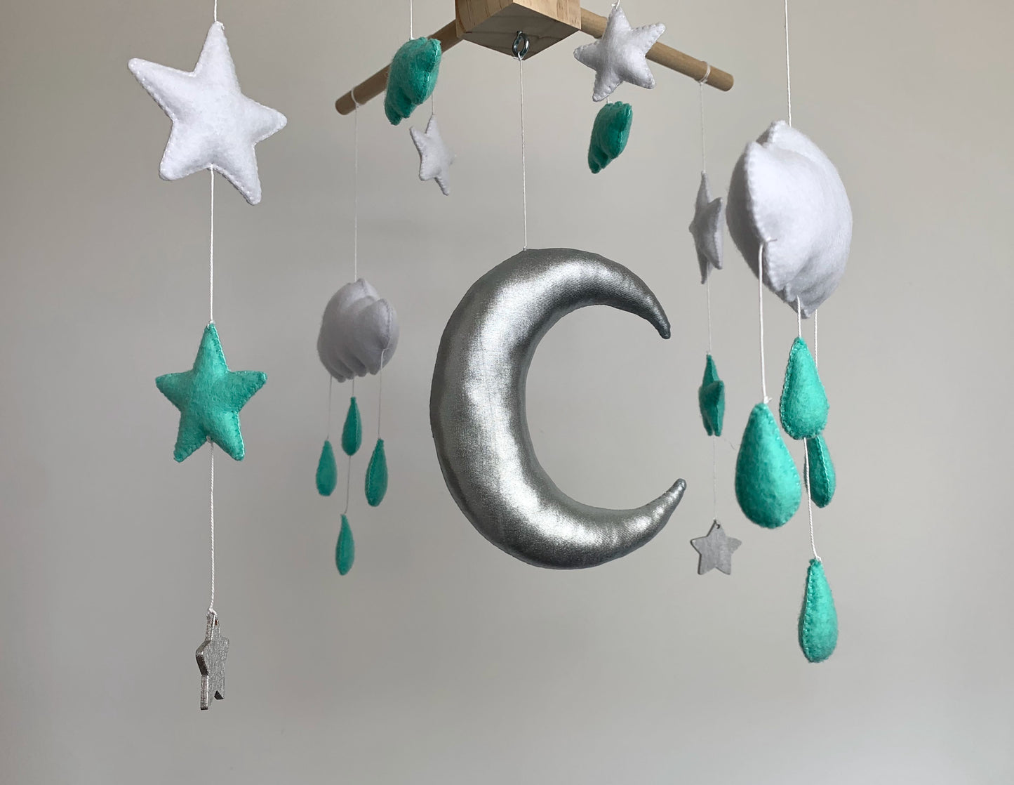 Mobile bébé. Lune, étoiles, nuages. Vert