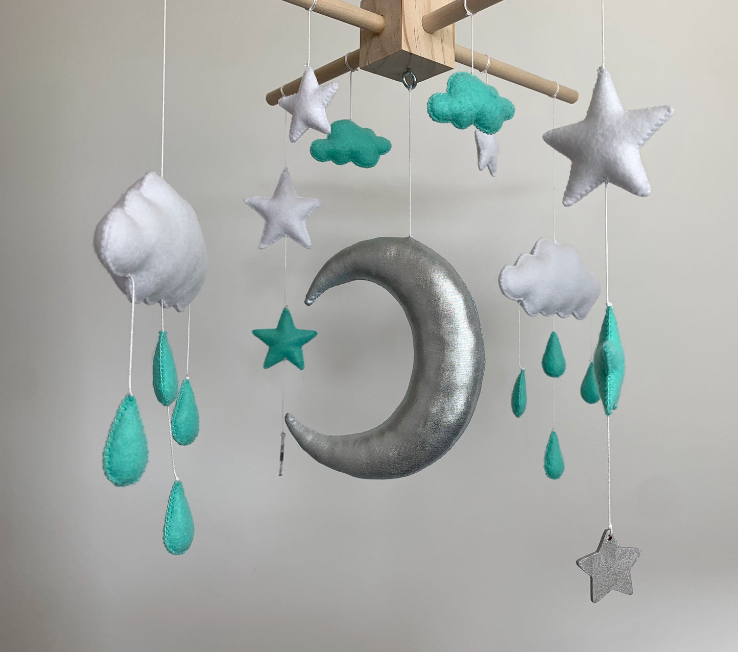 Mobile bébé. Lune, étoiles, nuages. Vert