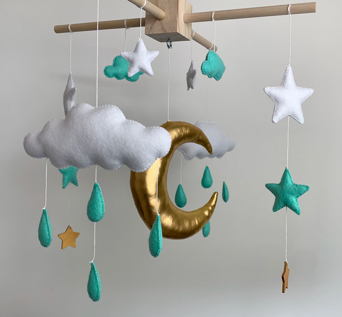Mobile bébé. Lune, étoiles, nuages. Vert