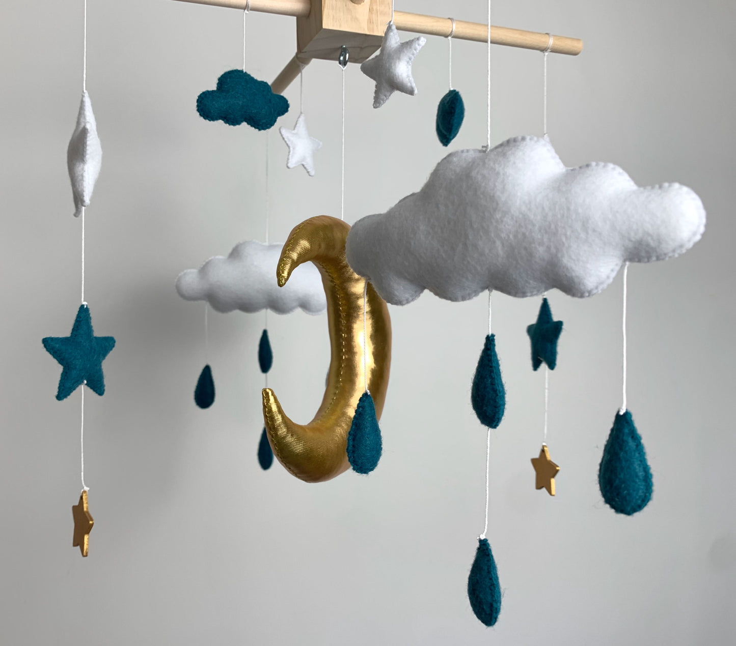 Mobile bébé. Lune, étoiles, nuages. Vert
