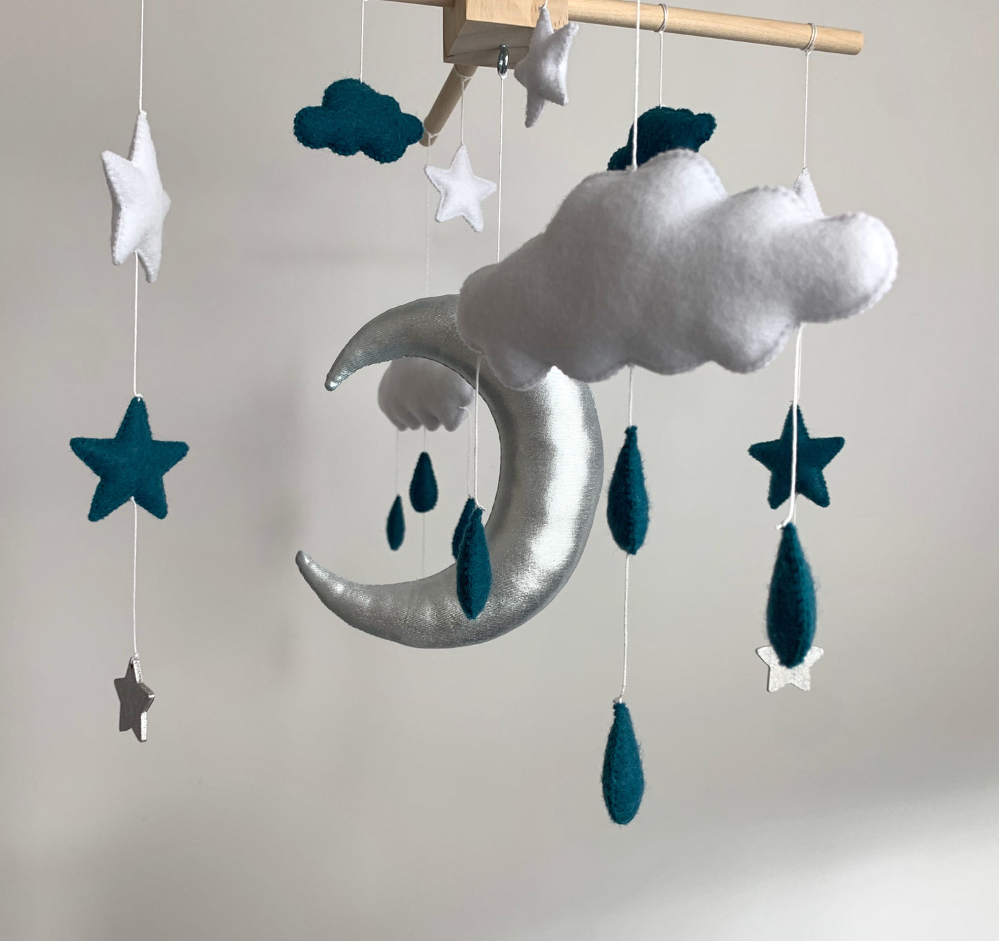 Mobile bébé. Lune, étoiles, nuages. Vert