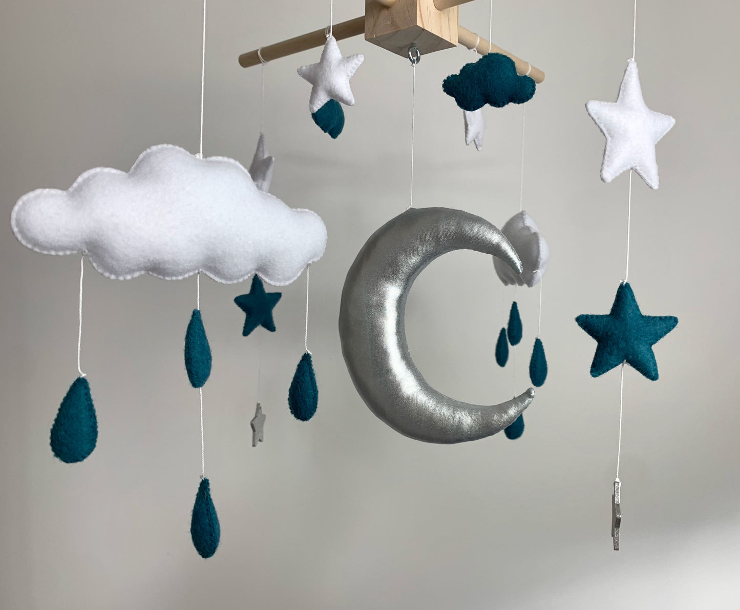 Mobile bébé. Lune, étoiles, nuages. Vert