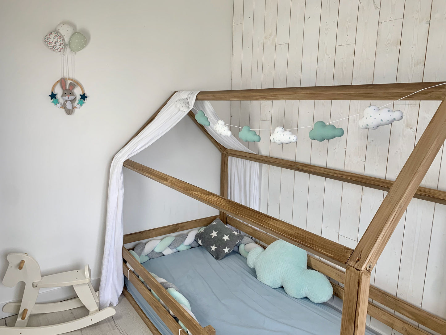 Guirlande de nuages. Décoration de chambre bébé