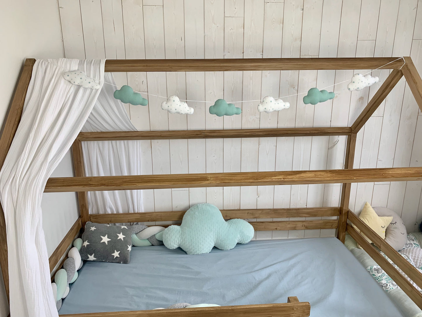 Guirlande de nuages. Décoration de chambre bébé