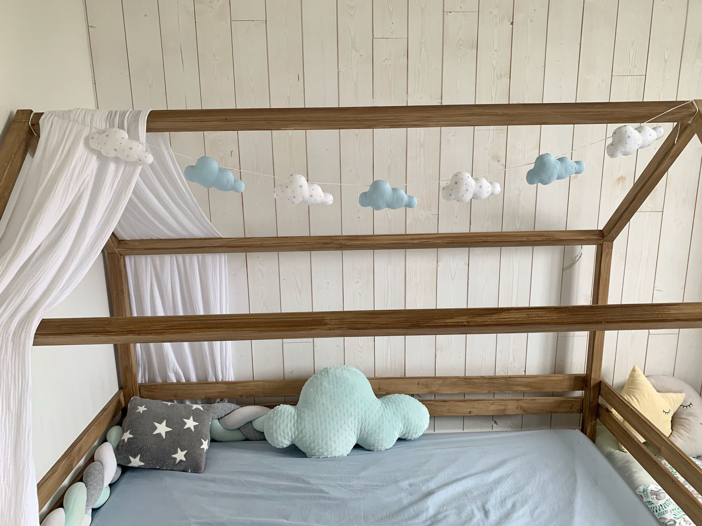 Guirlande de nuages. Décoration chambre bébé garçon