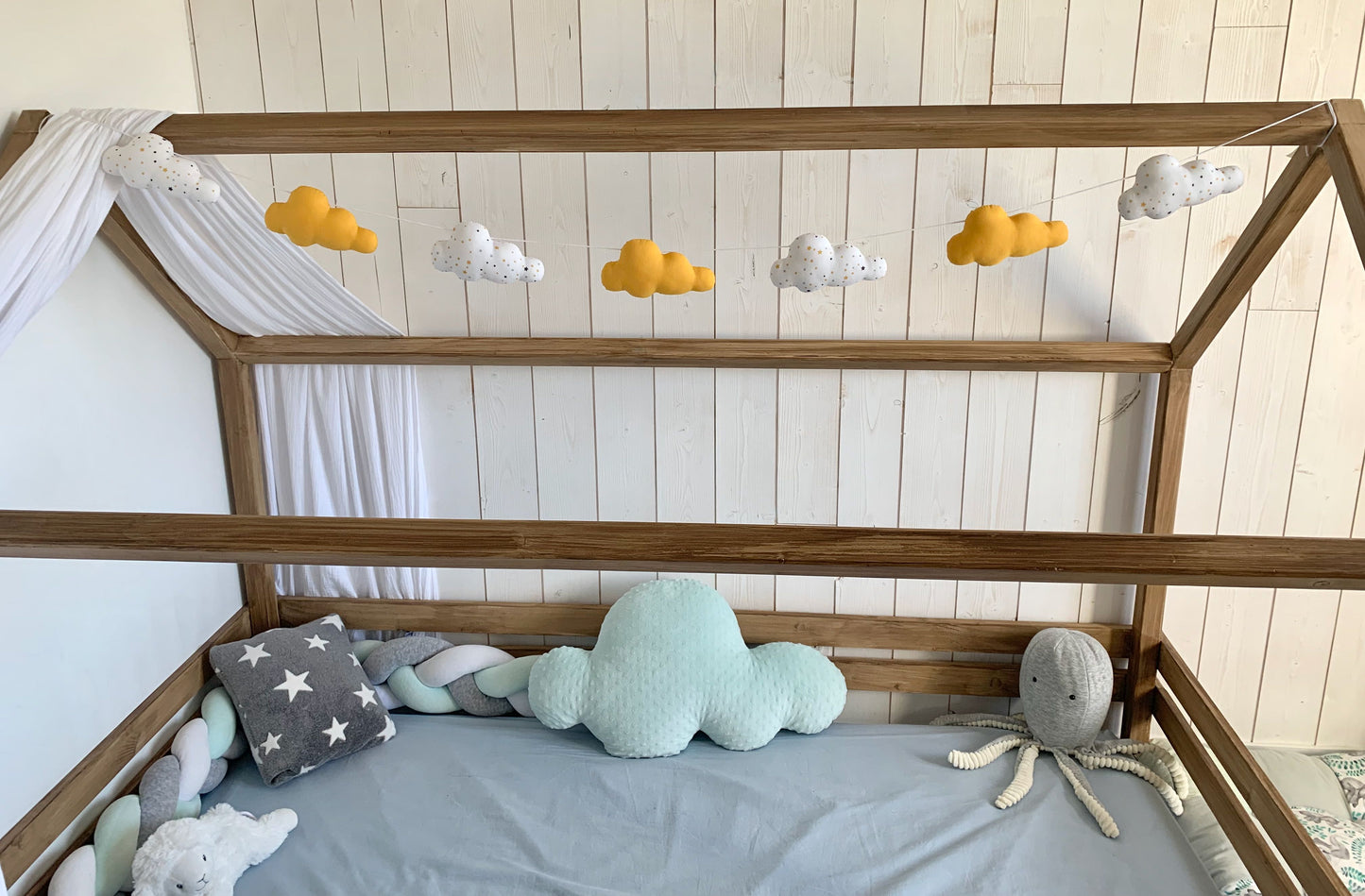 Guirlande de nuages. Déco bébé fait main