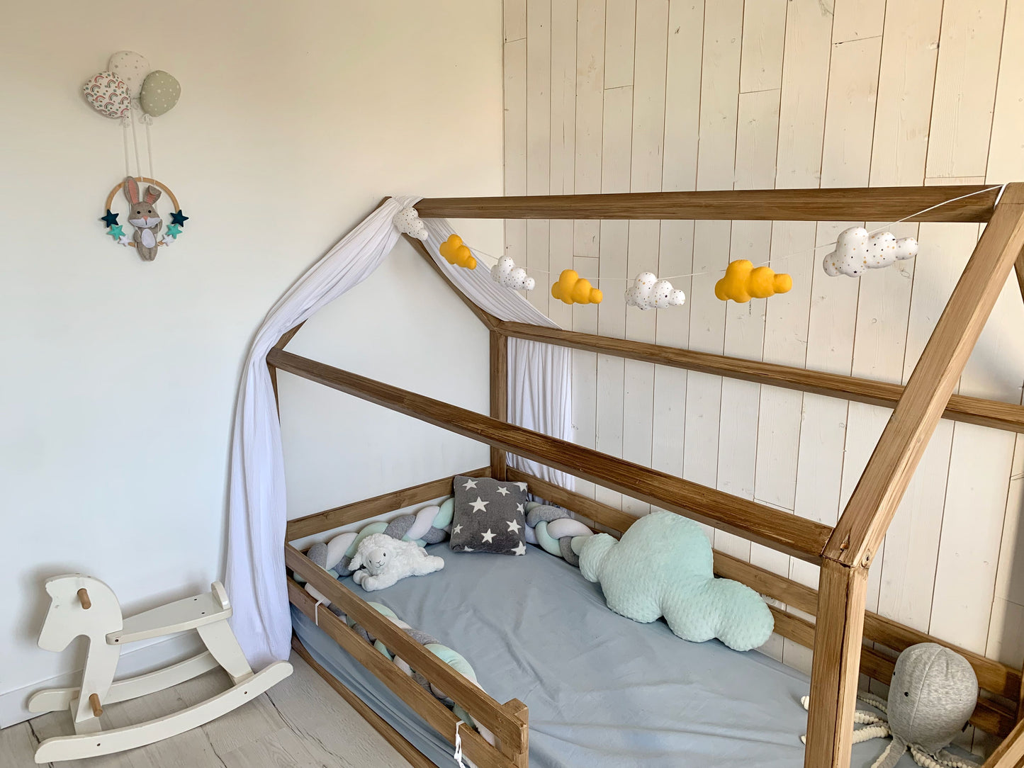 Guirlande de nuages. Déco bébé fait main