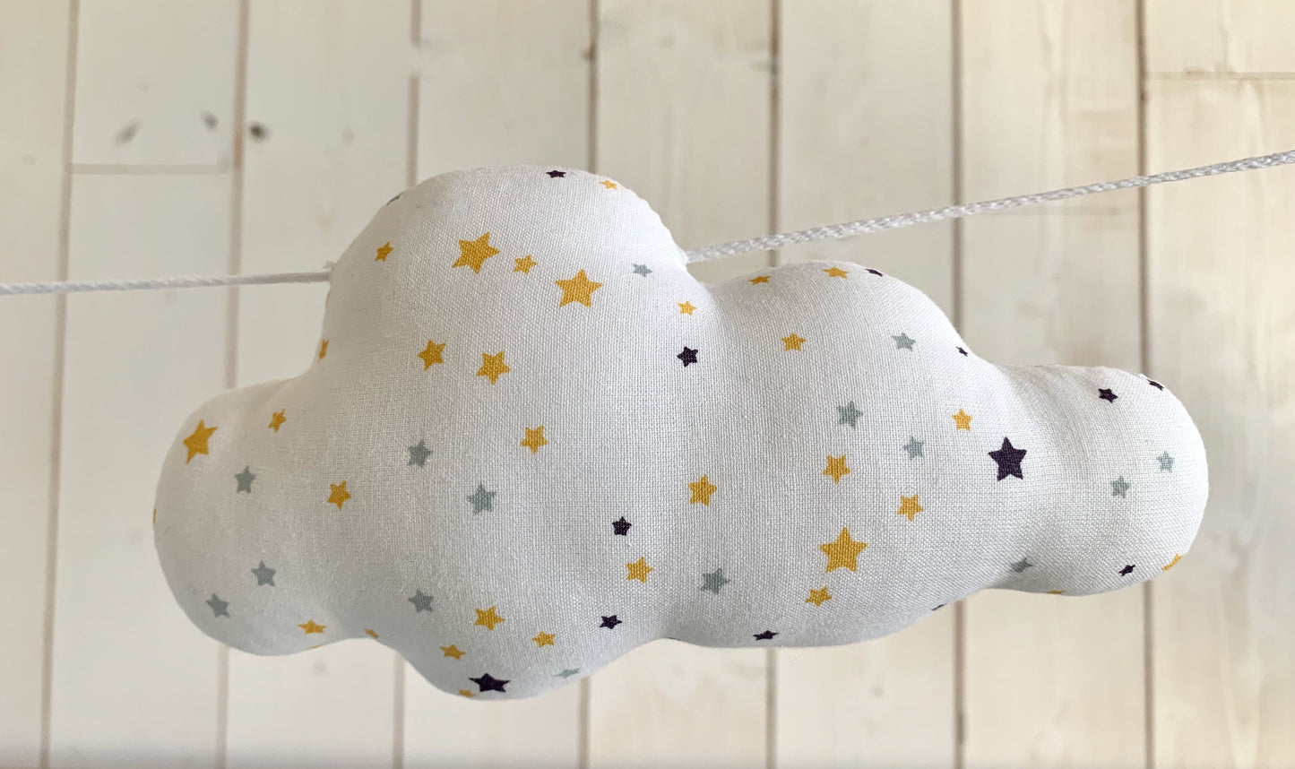 Guirlande de nuages. Déco bébé fait main