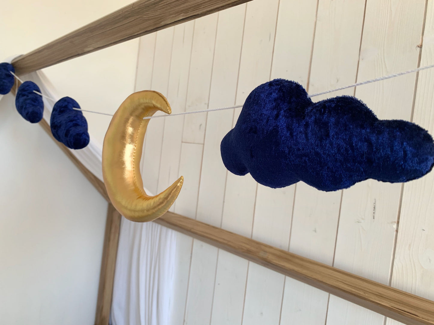 Guirlande lune, nuages. Cadeau de naissance
