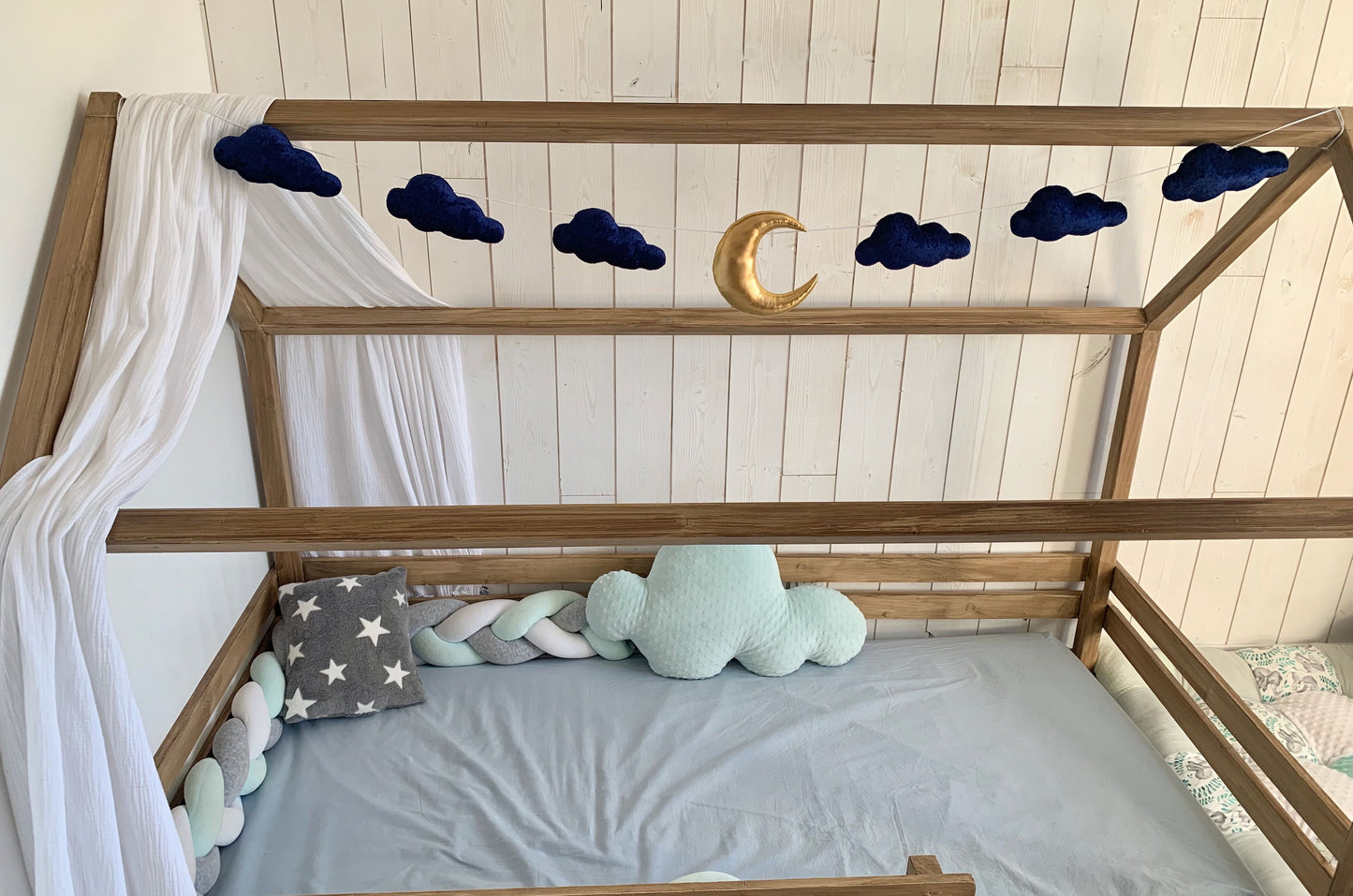Guirlande lune, nuages. Cadeau de naissance