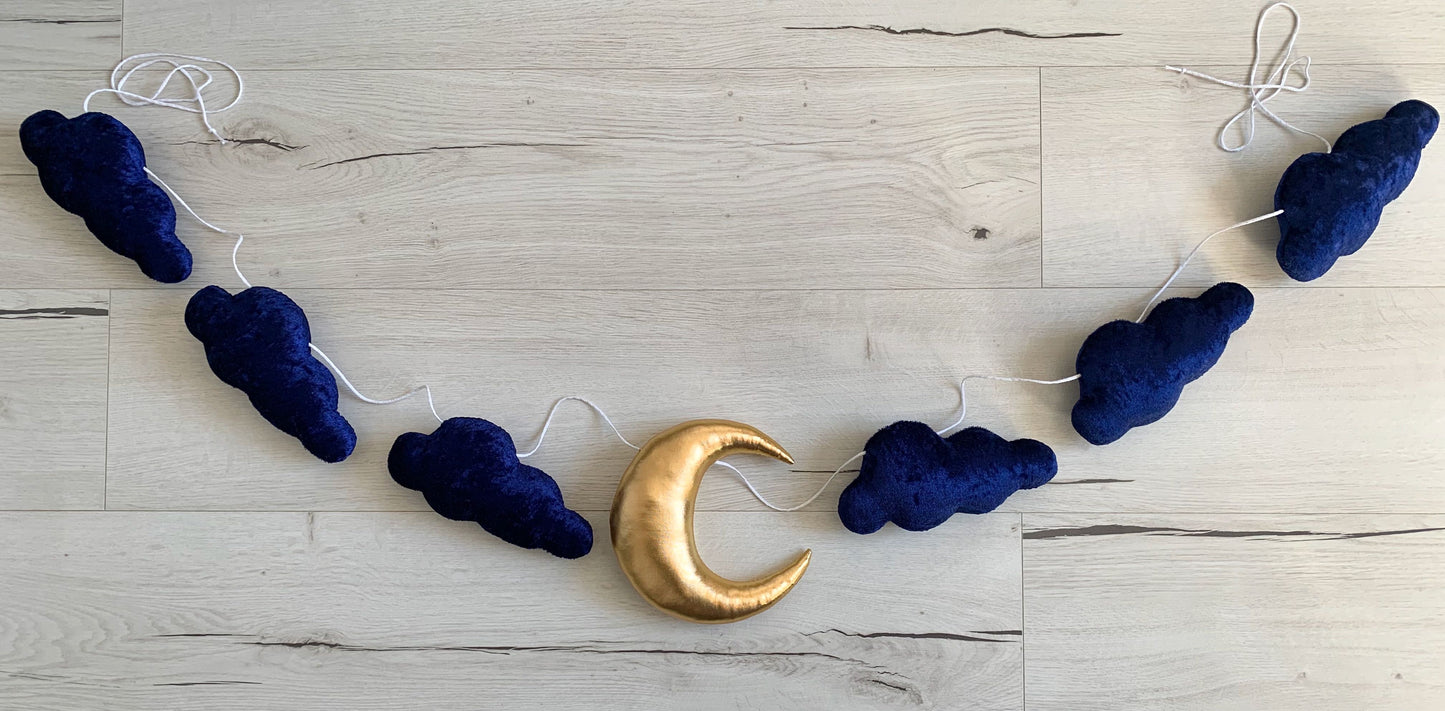 Guirlande lune, nuages. Cadeau de naissance