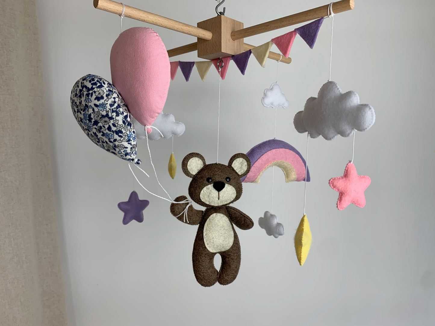 Mobile bébé. Ours, ballons et arc-en-ciel
