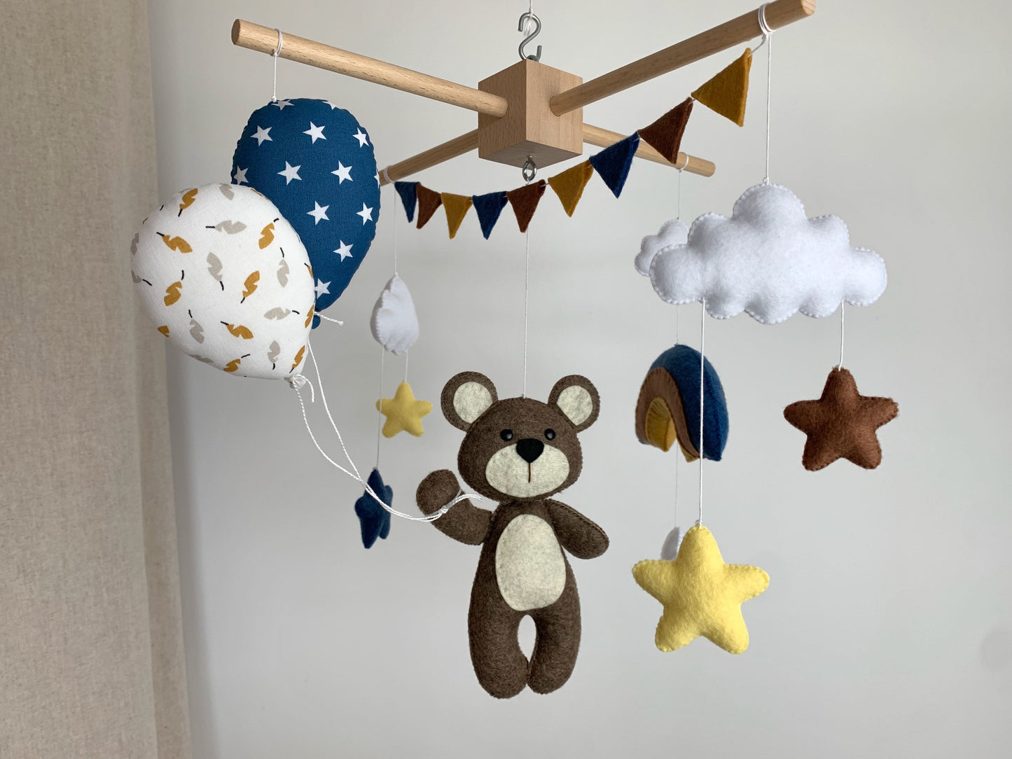 Mobile bébé. Ours, ballons et arc-en-ciel