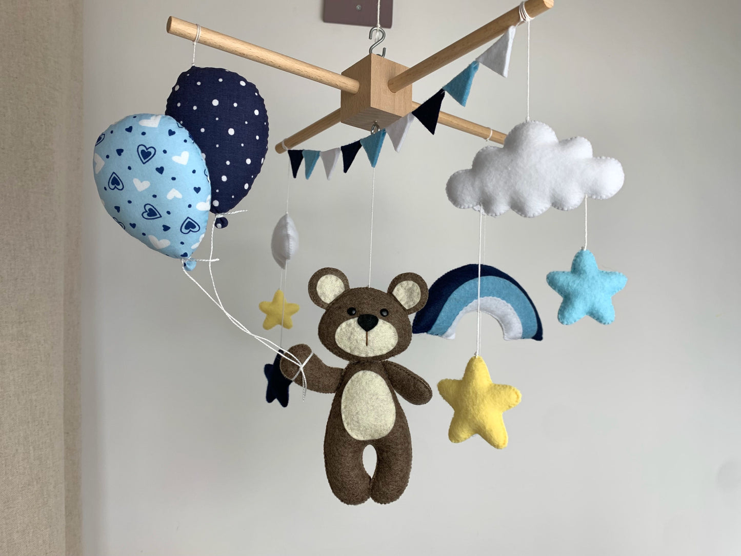 Mobile bébé. Ours, ballons et arc-en-ciel