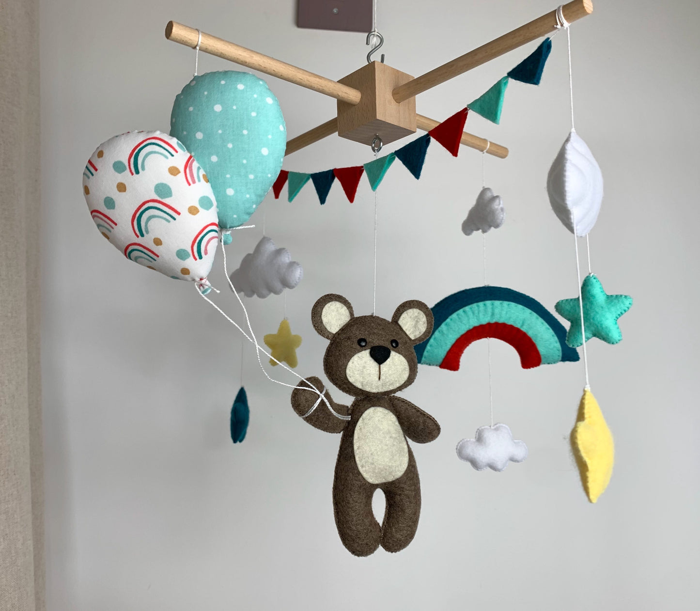 Mobile bébé. Ours, ballons et arc-en-ciel