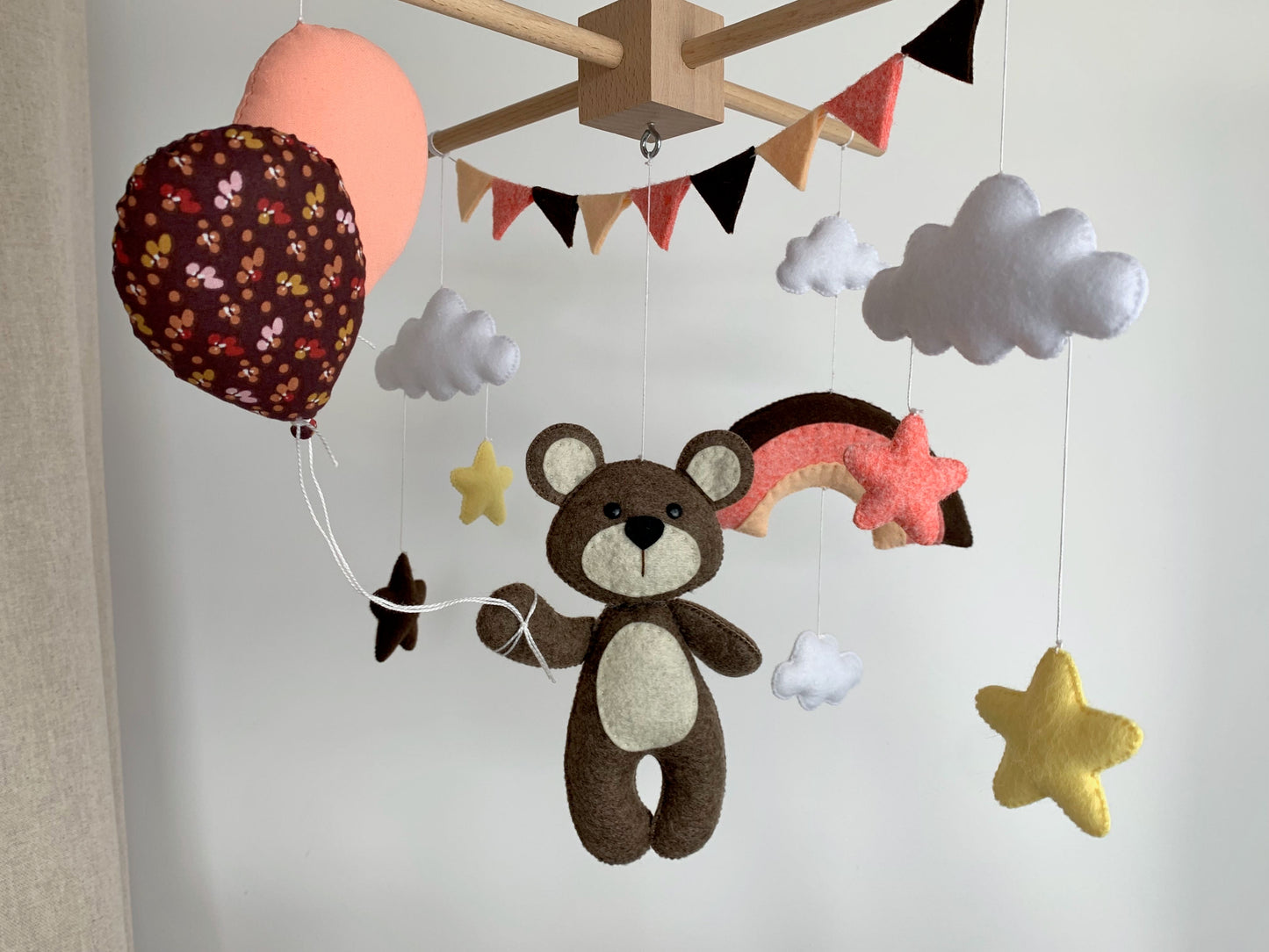 Mobile bébé. Ours, ballons et arc-en-ciel