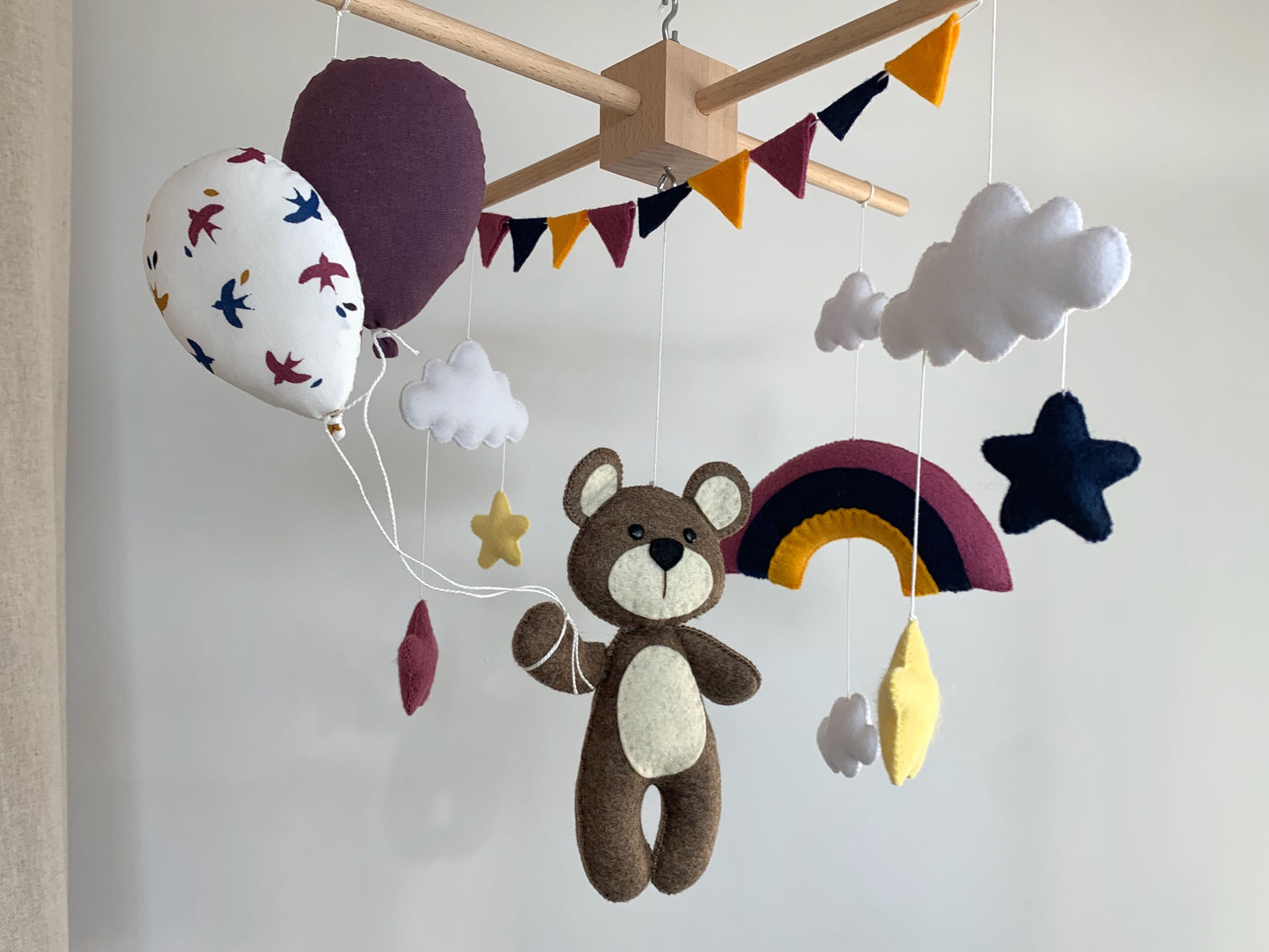 Mobile bébé. Ours, ballons et arc-en-ciel