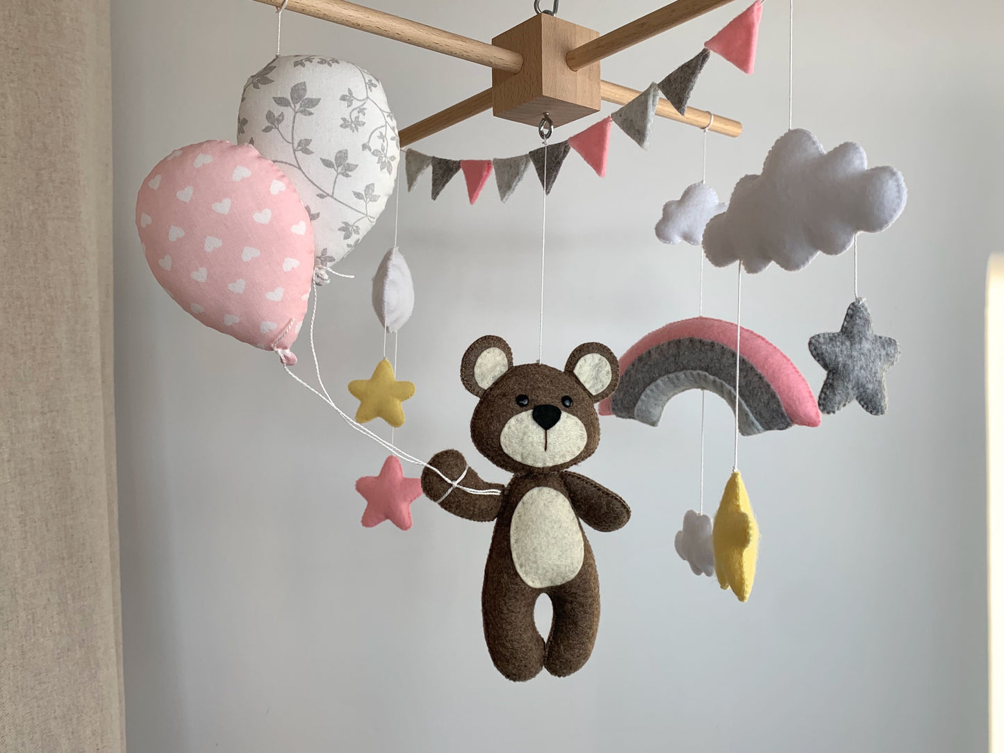 Mobile bébé. Ours, ballons et arc-en-ciel