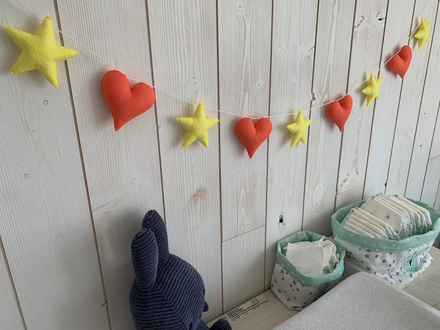 Guirlande coeurs et étoiles. Décoration chambre bébé