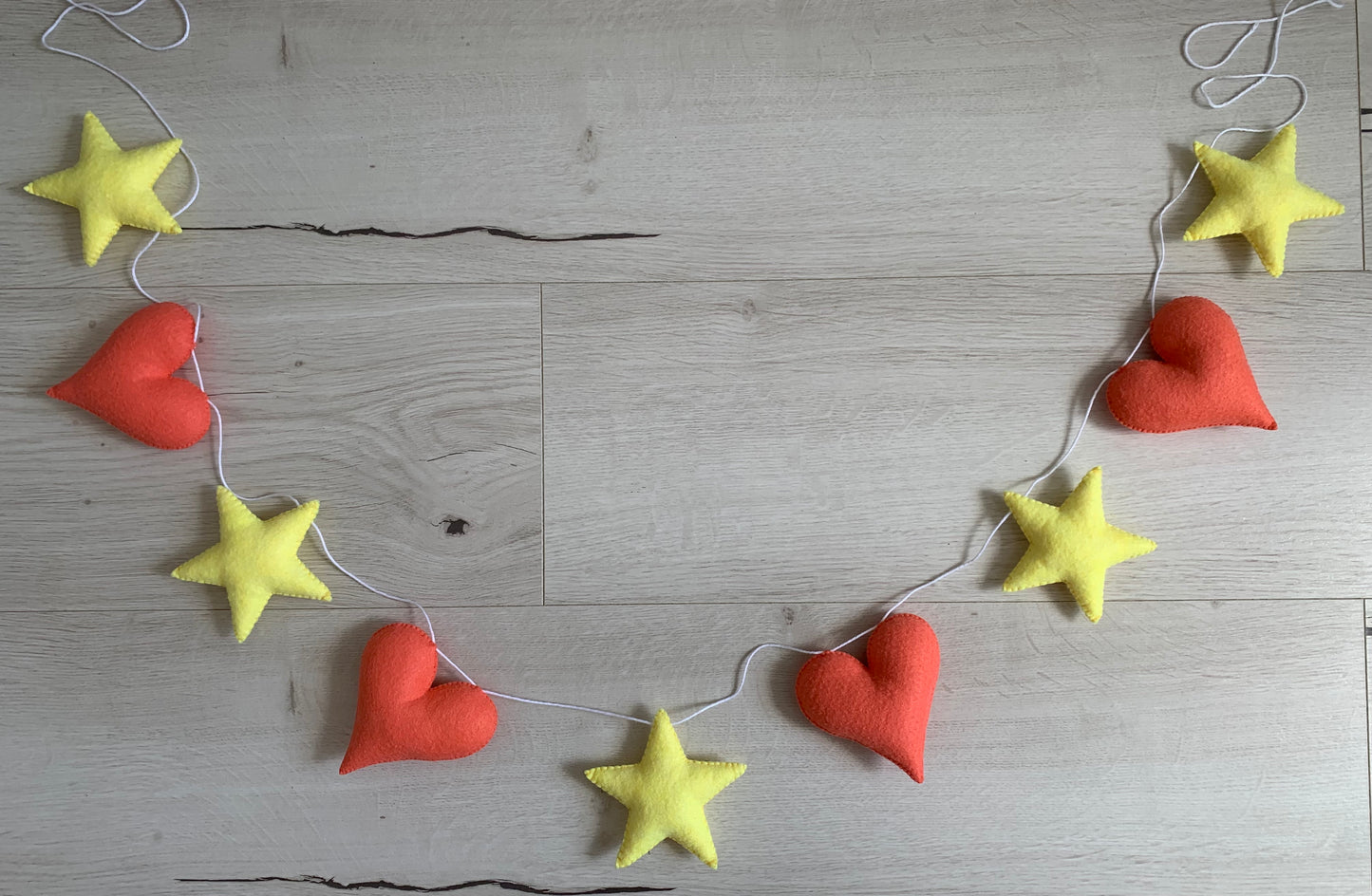 Guirlande coeurs et étoiles. Décoration chambre bébé