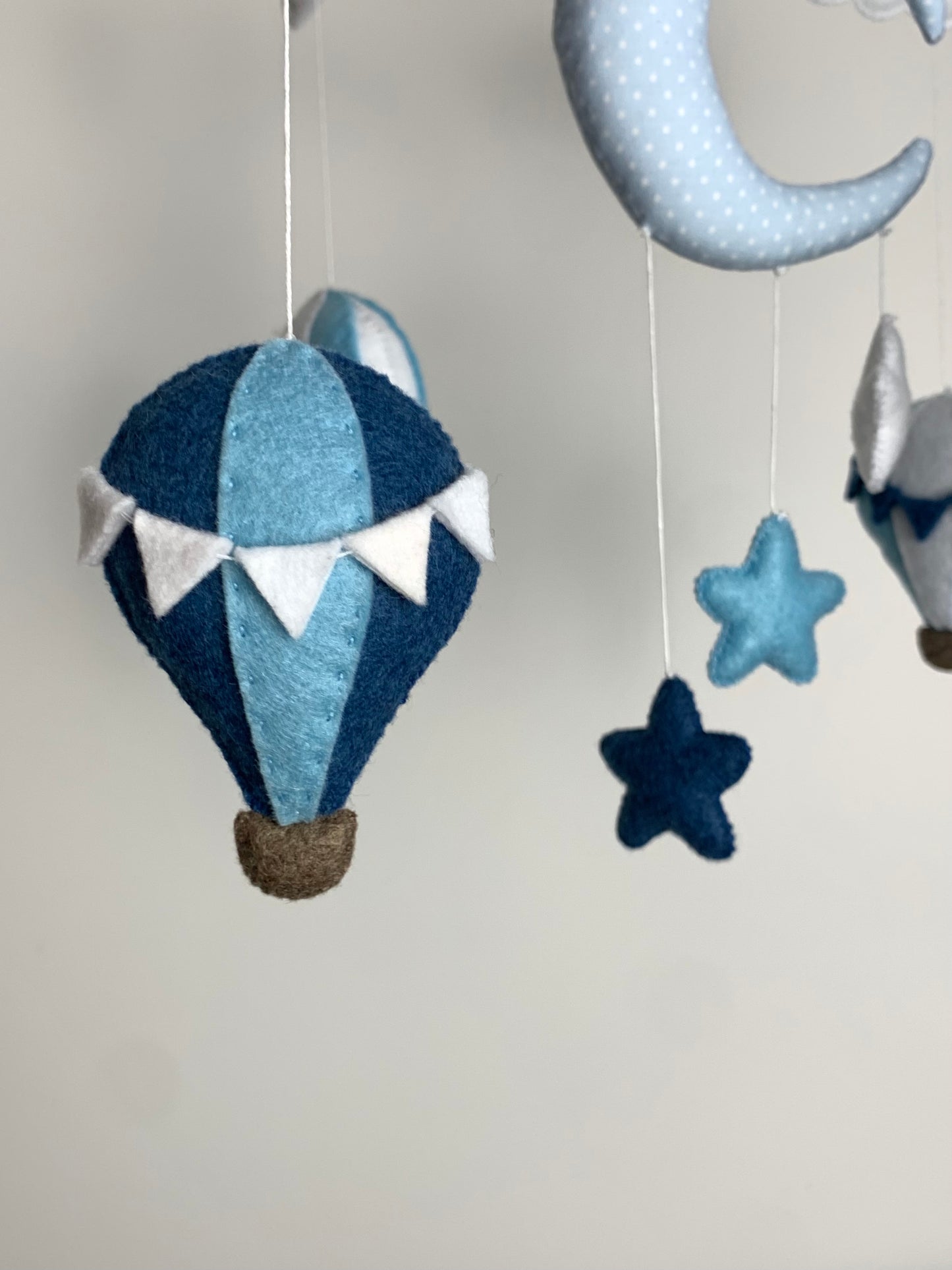 Mobile bébé, montgolfières bleu. Décoration chambre bébé garçon