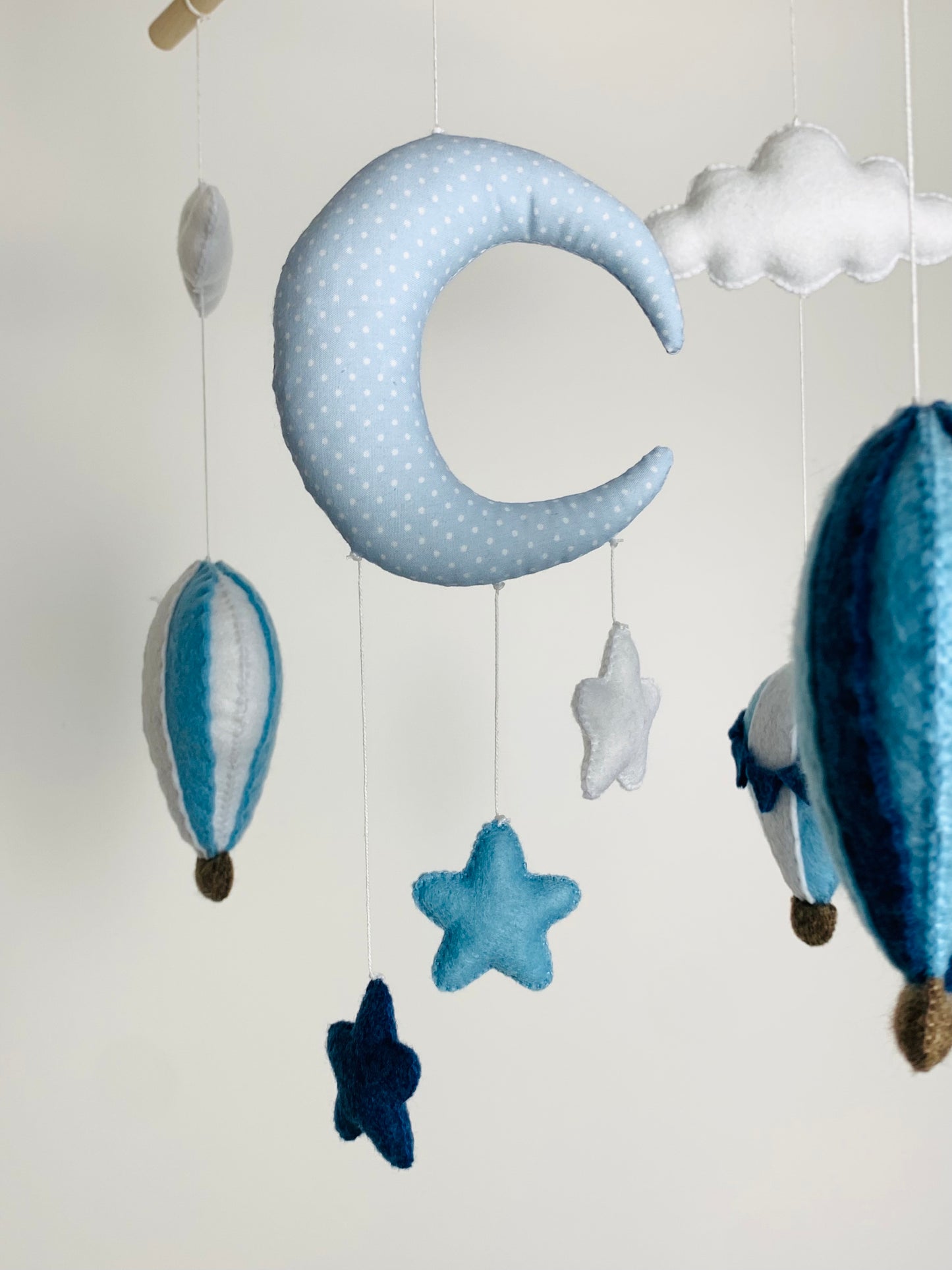 Mobile bébé, montgolfières bleu. Décoration chambre bébé garçon