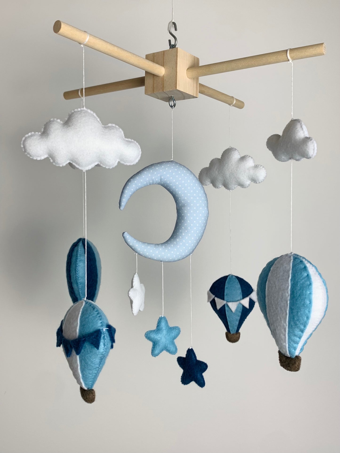 Mobile bébé, montgolfières bleu. Décoration chambre bébé garçon