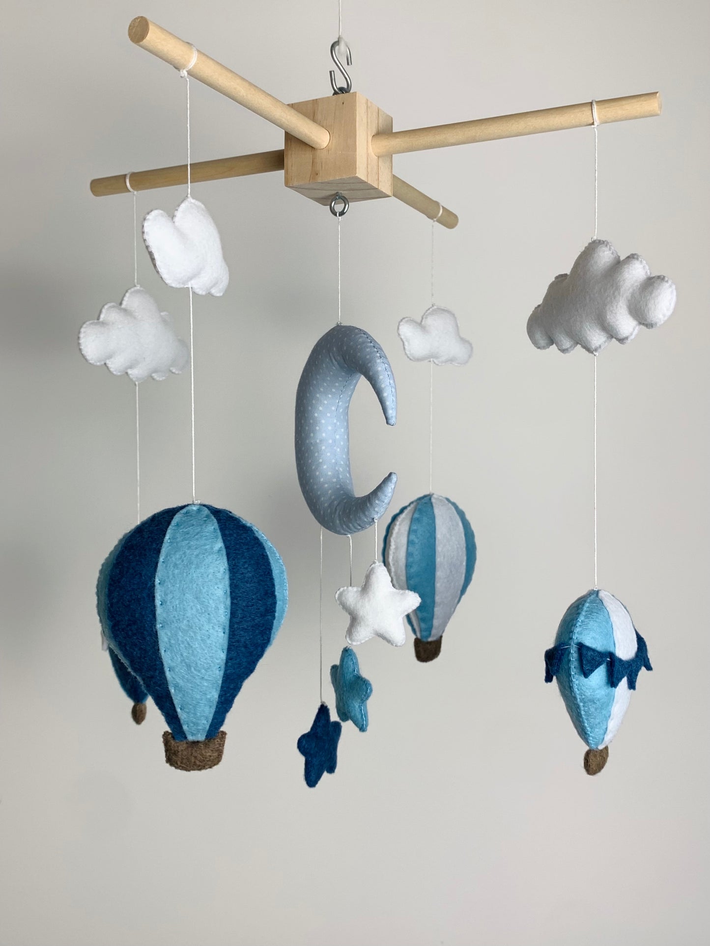 Mobile bébé, montgolfières bleu. Décoration chambre bébé garçon